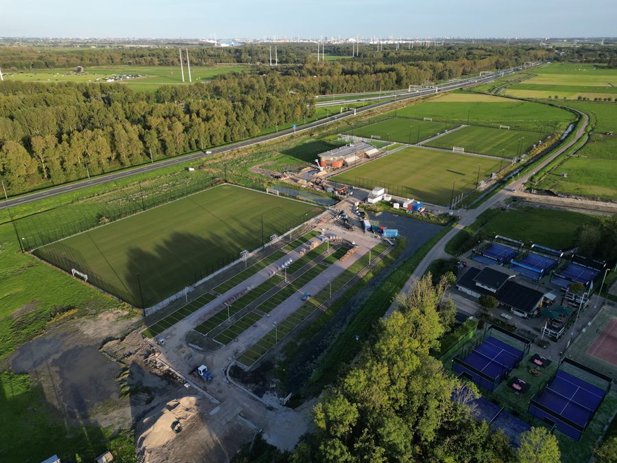 Overzicht van het sportpark met velden, padelbanen en een terrein in aanleg
