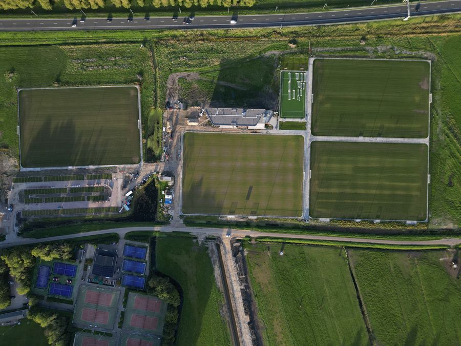 Recht van boven: vier velden, het clubhuis en de banen
