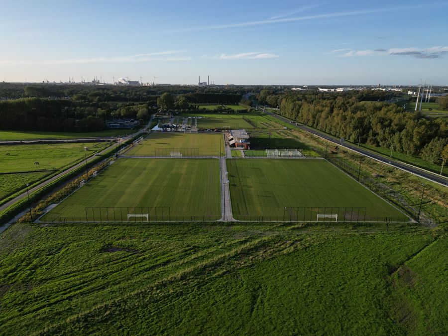 Laag boven de velden, met de horizon en de stad in de verte
