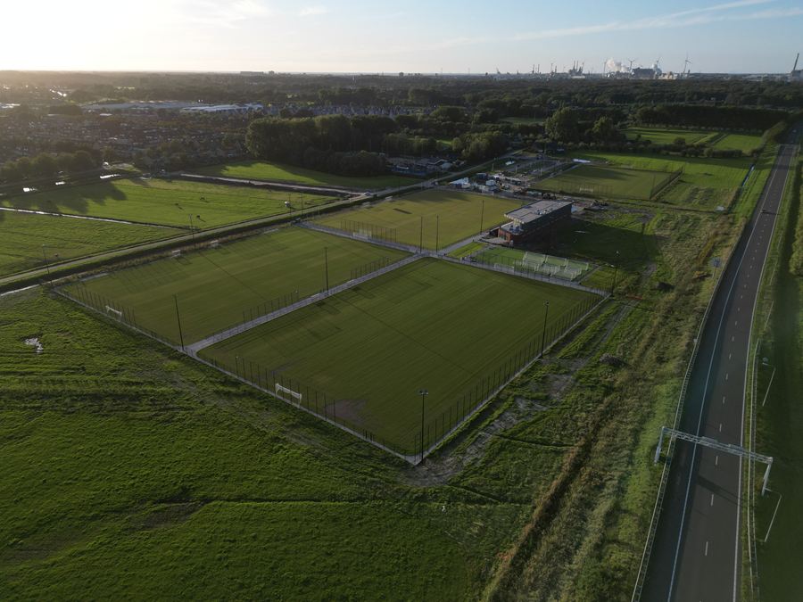 De velden in de late zon, met de snelweg langs het park