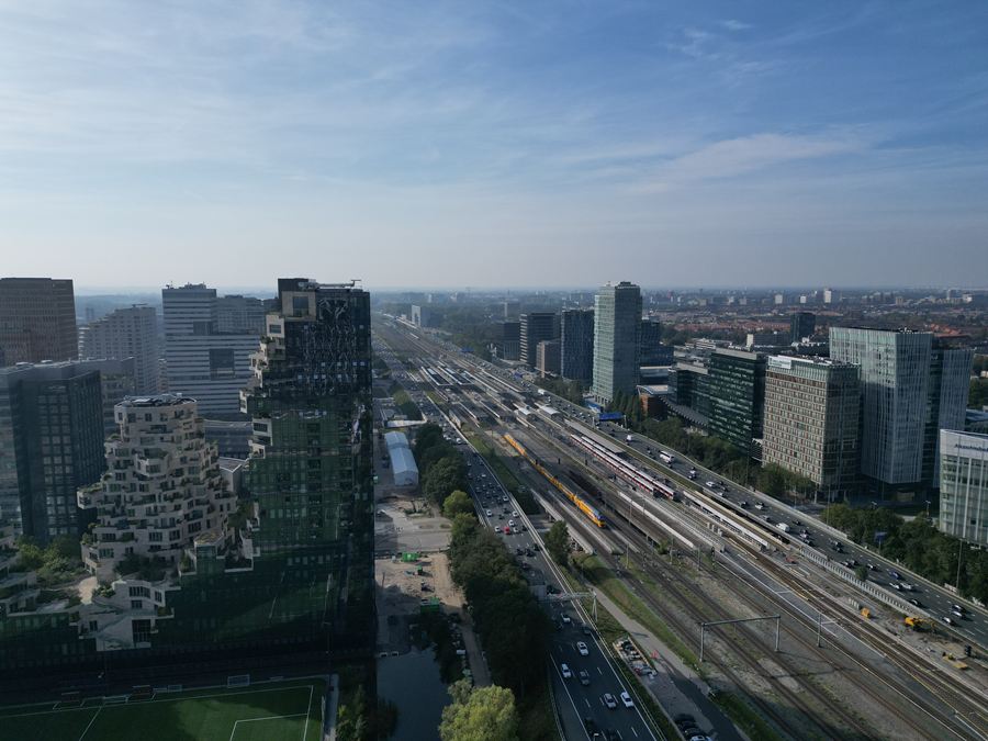 Torens aan weerszijden van het spoor en de snelweg