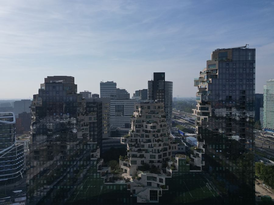 Glazen torens en een woontoren met terrassen, van dichtbij