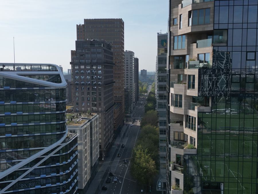 De straat tussen kantoortorens en een woontoren, van bovenaf