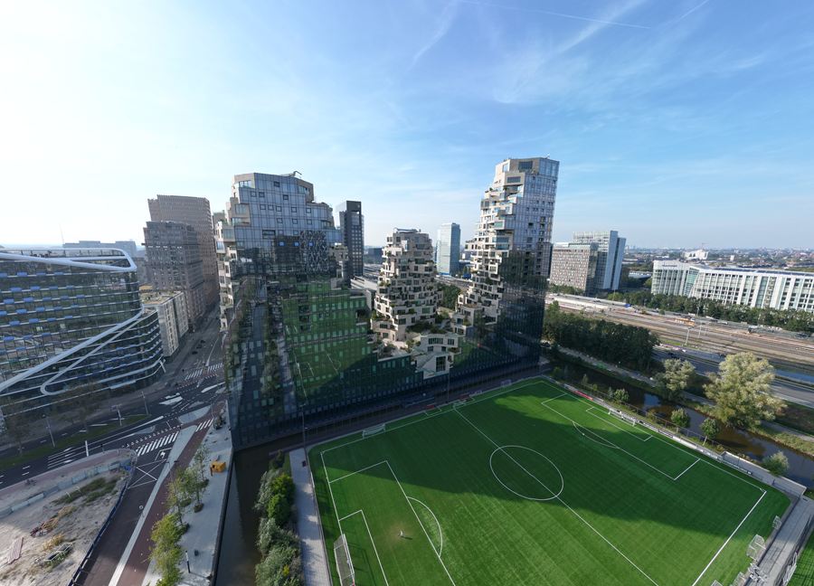 Wijd beeld van het voetbalveld tussen de torens