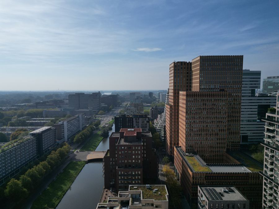 Twee bakstenen torens langs een gracht