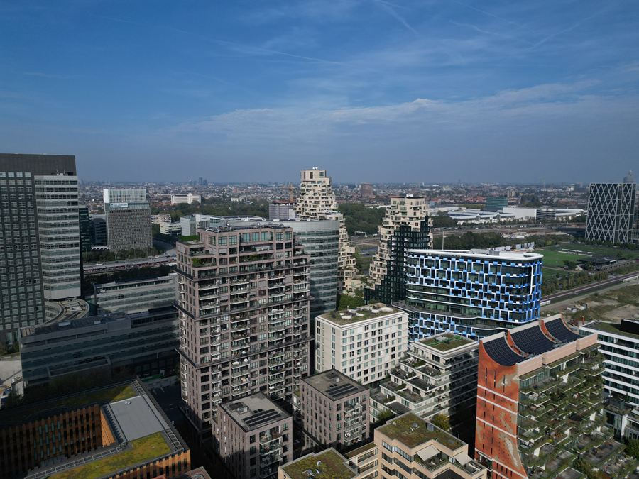 Woontorens en kantoren met groene daken