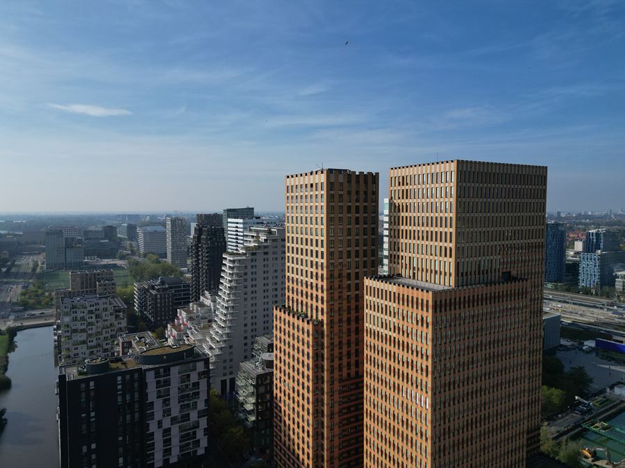 Bakstenen torens met de gracht en de stad op de achtergrond