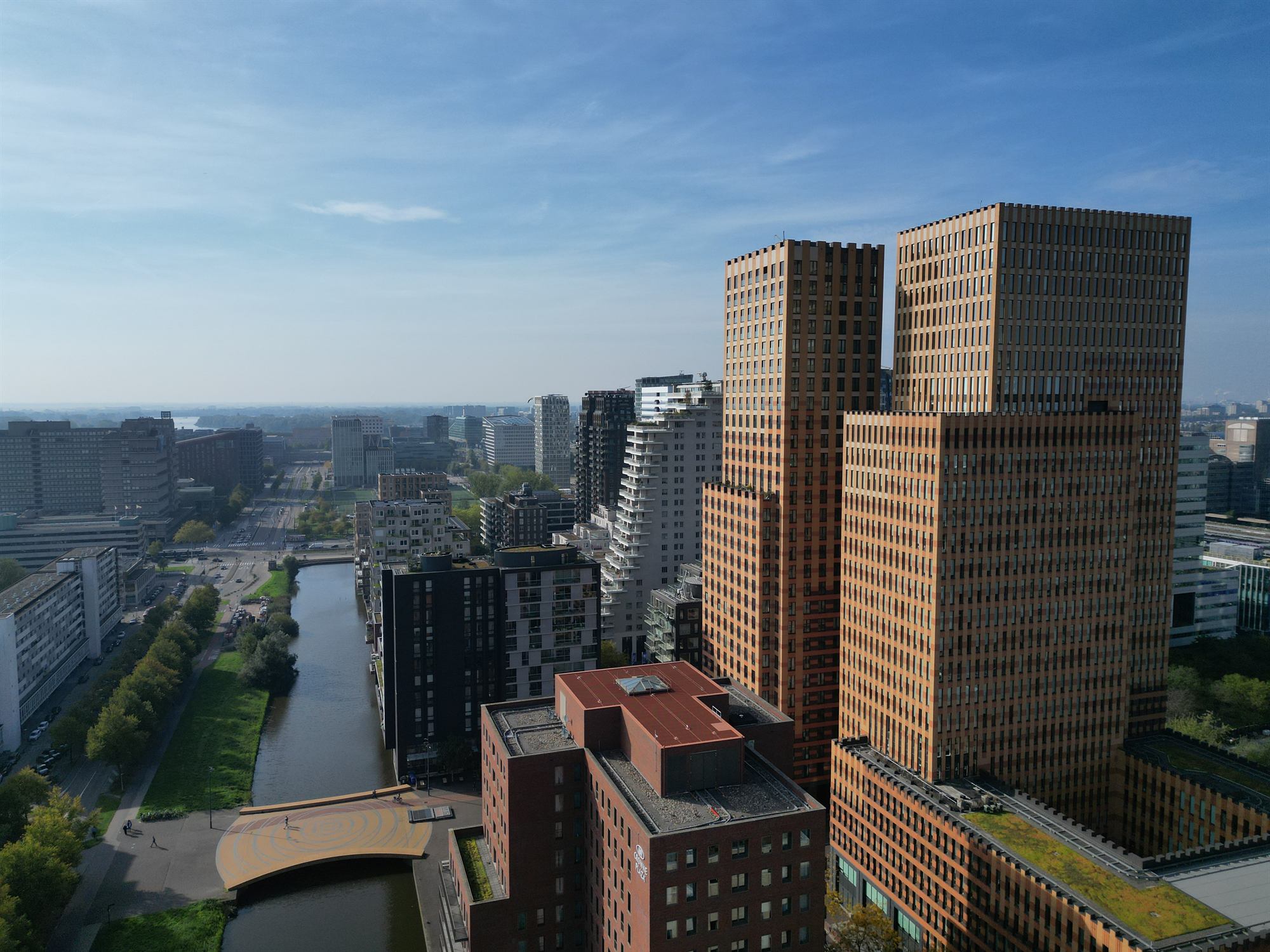 Luchtfoto van kantoortorens met een gracht en infrastructuur